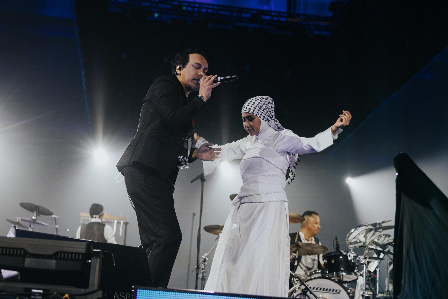 Malaysian rock star Ella, right, performs at a Gaza fundraising concert in Penang, October 2023 (Flickr/Budiey)